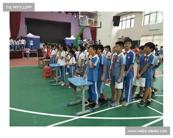 弯塘小学学生挥冠军签名球拍完成首次扣杀梦想成真瞬间 弯塘小学学生挥冠军签名球拍完成首次扣杀梦想成真瞬间